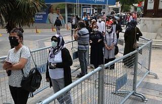 Ne korona ne de kısıtlama kuyruğa engel olamadı