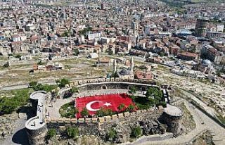 Nevşehir’de 102 genç dev Türk Bayrağını, Nevşehir...