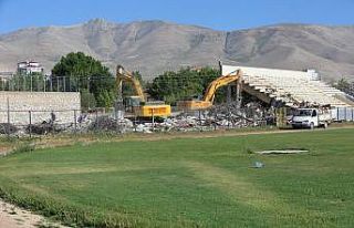 Niğde 5 Şubat Şehir Stadyumunun yıkımına başladı