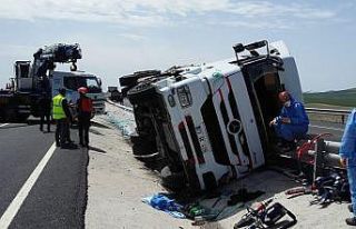 Niğde’de limon yüklü tır devrildi: 1 ölü