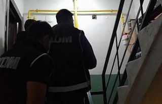 Odunluk görünümlü gizli bölmede silah ve tüfek...