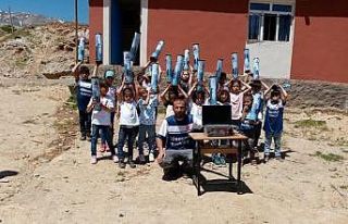 Öğrenciler, harçlıklarıyla hediye alıp akranlarına...