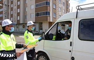 Oltu Bölge Trafik ekipleri sürücülere broşür...