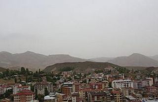 Oltu dağlarını kuraklık tozu sardı