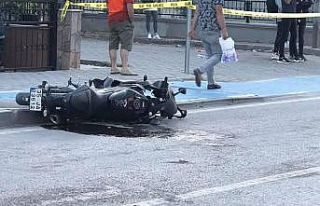 Önce kaldırıma ardından yayaya çarpan motosikletin...