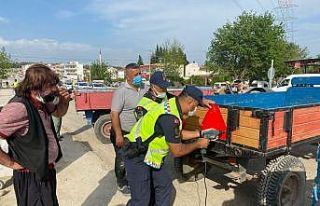 Örnek traktör sürücülerine reflektör hediyesi