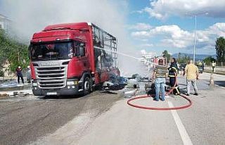 Osmancık’ta tekstil ürünü taşıyan tır yandı