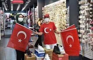 Osmaniye Belediyesi bayrak dağıttı