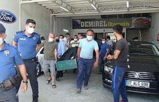 Oto galerici, iş yerinde asılı halde ölü bulunduh