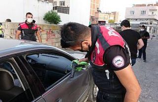 Otomobil arıza yapınca polislerden kaçamadılar