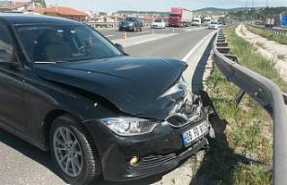 Otomobil bariyerlere çarptı; 4 yaralı