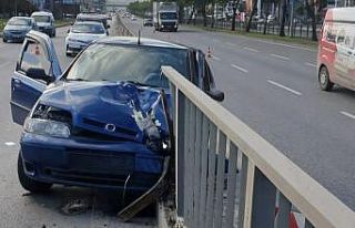 Otomobil demir korkuluklara çarptı: 1 yaralı