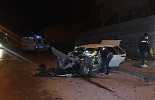 Otomobil direğe çarptı, araç hurdaya döndü:...