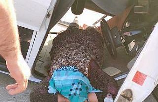 Otomobil duvara çarpıp takla attı: 1 yaralı