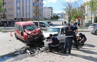 Otomobil ile hafif ticari araç kafa kafaya çarpıştı:...