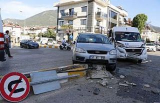 Otomobil ile minibüs çarpıştı: 7 yaralı