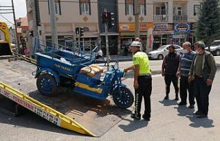 Otomobil ile üç tekerlekli motosikletin kaza anı...