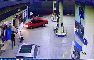 Otomobil markete girmek üzereyken son anda dolaba...