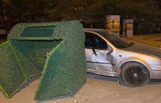 Otomobil önce elektrik panosuna sonra çöp konteynerine...