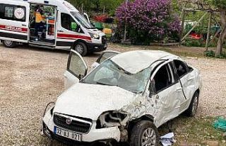 Otomobil takla attı, motoru fırladı: 2 yaralı