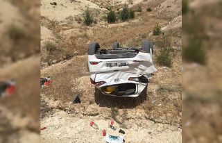 Otomobil taklalar atarak şarampole yuvarlandı