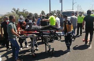 Otomobil traktörle çarpıştı: 1’i ağır 4 yaralı