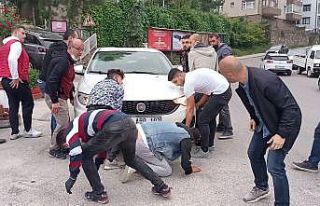 Otomobilin altında sıkışan köpeği vatandaşlar...
