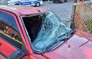 Otomobilin çarptığı yaya havalanarak bahçeye...