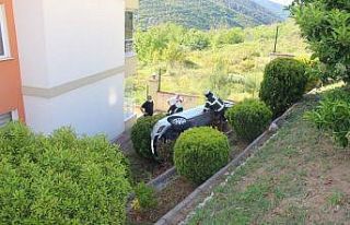 Otomobilini park ederken 4 metreden sitenin bahçesine...