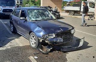 Otomobille elektrikli bisiklet çarpıştı: 1 yaralı