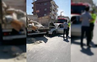 Otomobille kamyonet çarpıştı: 2 yaralı