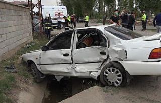 Otomobille minibüs çarpıştı: 4 yaralı