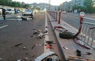 Otomobiller çarpıştı, ortalık savaş alanına...