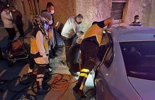 Otomobiller çarpıştı, sürücü sıkıştı