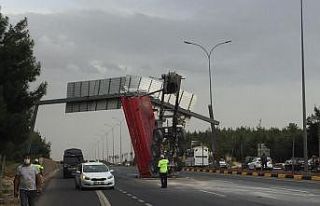 Otoyolda kamyonun damperi koptu, facianın eşiğinden...