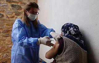 (Özel) Aşıdan korkan 76 yaşındaki kadını ekipler...