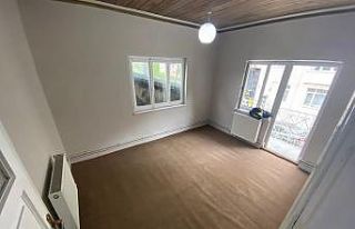 (ÖZEL) Aylardır bodrum katında rutubetli evde oturan...