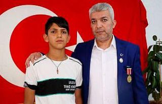 (Özel) Babasını gazi yapan kurşunu boynunda taşıyor