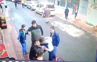 (Özel) Beyoğlu’nda silahlı kavga kamerada: Kafa...