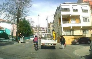 (Özel) Bisikletiyle ölümüne yolculuk kamerada:...