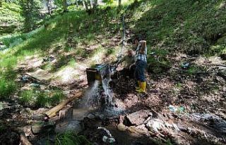 (Özel) Çoban kardeşler koyunları için hurda malzemelerden...