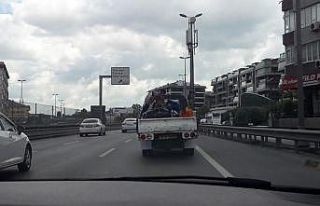 (Özel) E-5’te çocukların kamyonet kasasında...