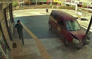 (ÖZEL) Elektrik direğine çarpıp hurdaya dönen...