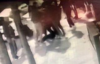 (Özel) Esenyurt’ta yumruklu laf atma kavgası kamerada