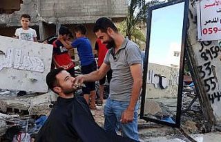 (ÖZEL) Gazzeli berber, molozlar üstünde mesleğini...