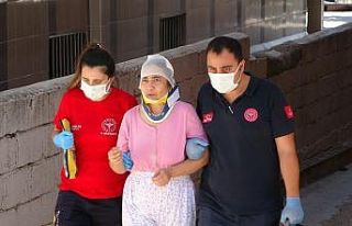 (Özel) Kanepede nakış yapan kadının üzerine...