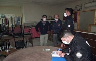 (Özel) Kıraathaneye polis baskını; kimi "fal...