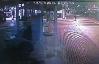 (Özel) Mağazanın camını taşla kıran hırsız,...