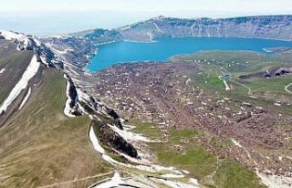 (Özel) Nemrut Krater Gölü’nde iki mevsim güzelliği