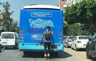 (Özel) Patenli genç, tutunduğu otobüsü durakta...
